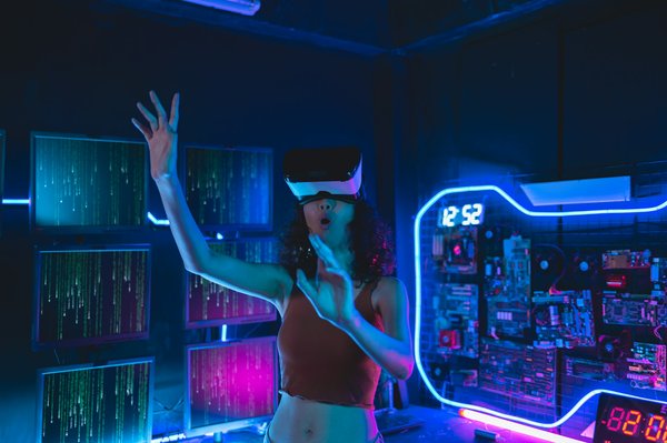 Quels sont les défis de créer un jeu de simulation de gestion de la santé publique lors d'une pandémie fictive?